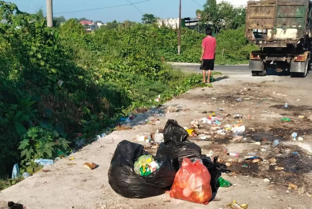 DLHK Majene ungkap surat izin masa lalu menjadi pemicu kelebihan muatan sampah di Lino Maloga. Evaluasi aturan dan retribusi segera dilakukan.
