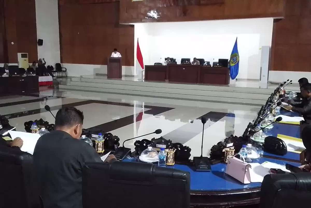 DPRD Parigi Moutong soroti sisa anggaran APBD 41 miliar rupiah saat infrastruktur jalanan warga rusak parah bak roller coaster.