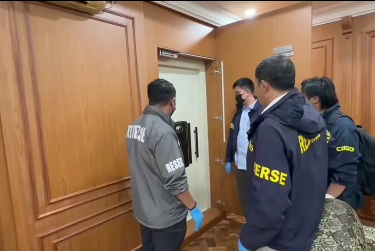 ​Polisi menyita 74 kg emas dan uang asing senilai Rp476 miliar dari ruang rahasia di balik lemari sebuah rumah di Sentul, Bogor.