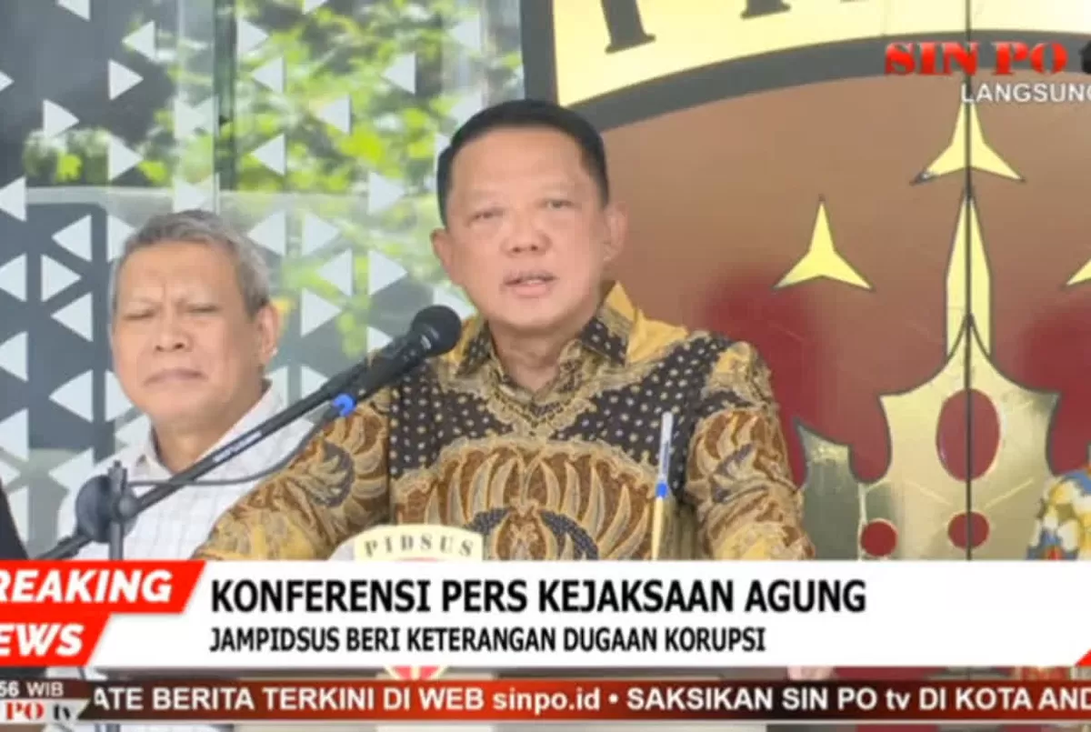 Jampidsus Febrie Adriansyah akui rumah Sentul yang digeledah polisi adalah miliknya. Polisi menyita 74 kg emas dan uang Rp282,4 miliar terkait 3 kasus korupsi.