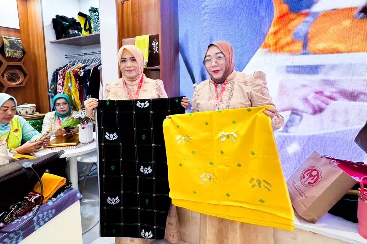 Dekranasda Parigi Moutong meluncurkan motif Bomba Saga di Makassar untuk mendorong produk kriya lokal menembus pasar internasional.