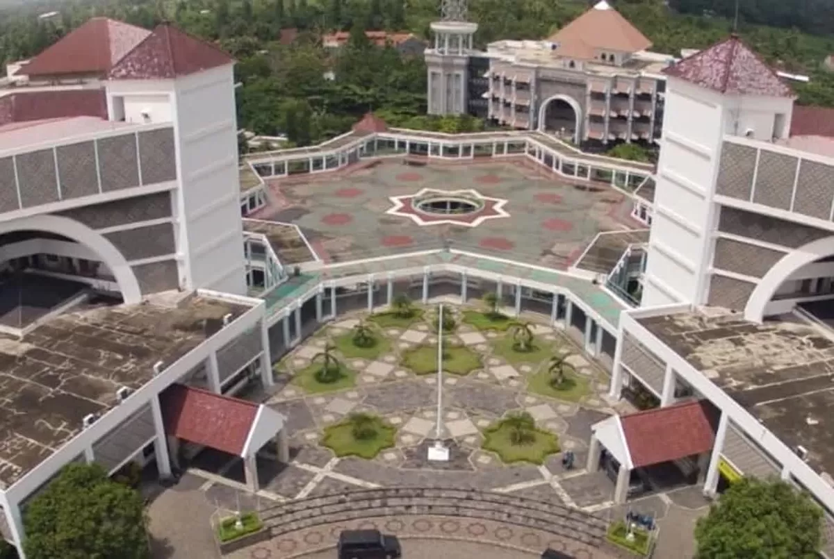 UMY menonaktifkan oknum dosen Farmasi yang diduga melakukan pelecehan seksual kepada mahasiswi. Kampus jamin lindungi korban tanpa intimidasi.