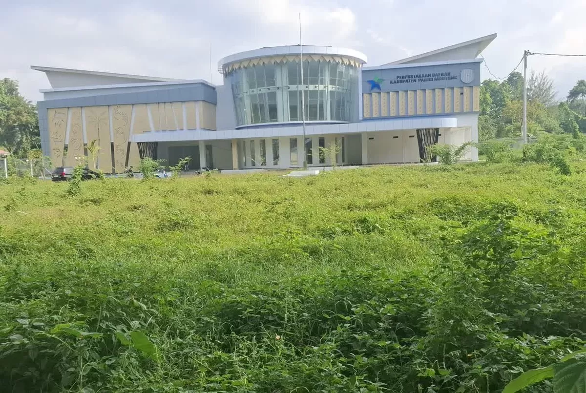 Proyek Gedung Perpustakaan Parigi Moutong diterpa isu korupsi setelah PPK nekat mengubah pasal denda keterlambatan kontraktor.