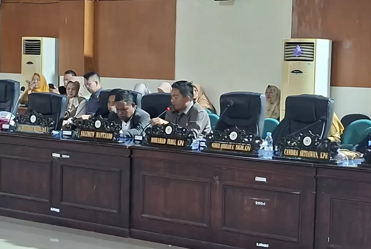 Anggota DPRD Fadli ancam usul tunda paripurna APBD 2027 jika Bupati dan Wabup Parigi Moutong kembali absen, Rabu (15/7).