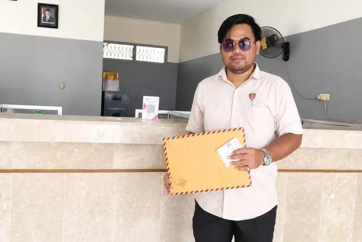 Kuasa hukum eks Kades Bambalemo laporkan dugaan permintaan uang Rp100 juta dalam eksekusi putusan korupsi ke Kejari Parigi Moutong.