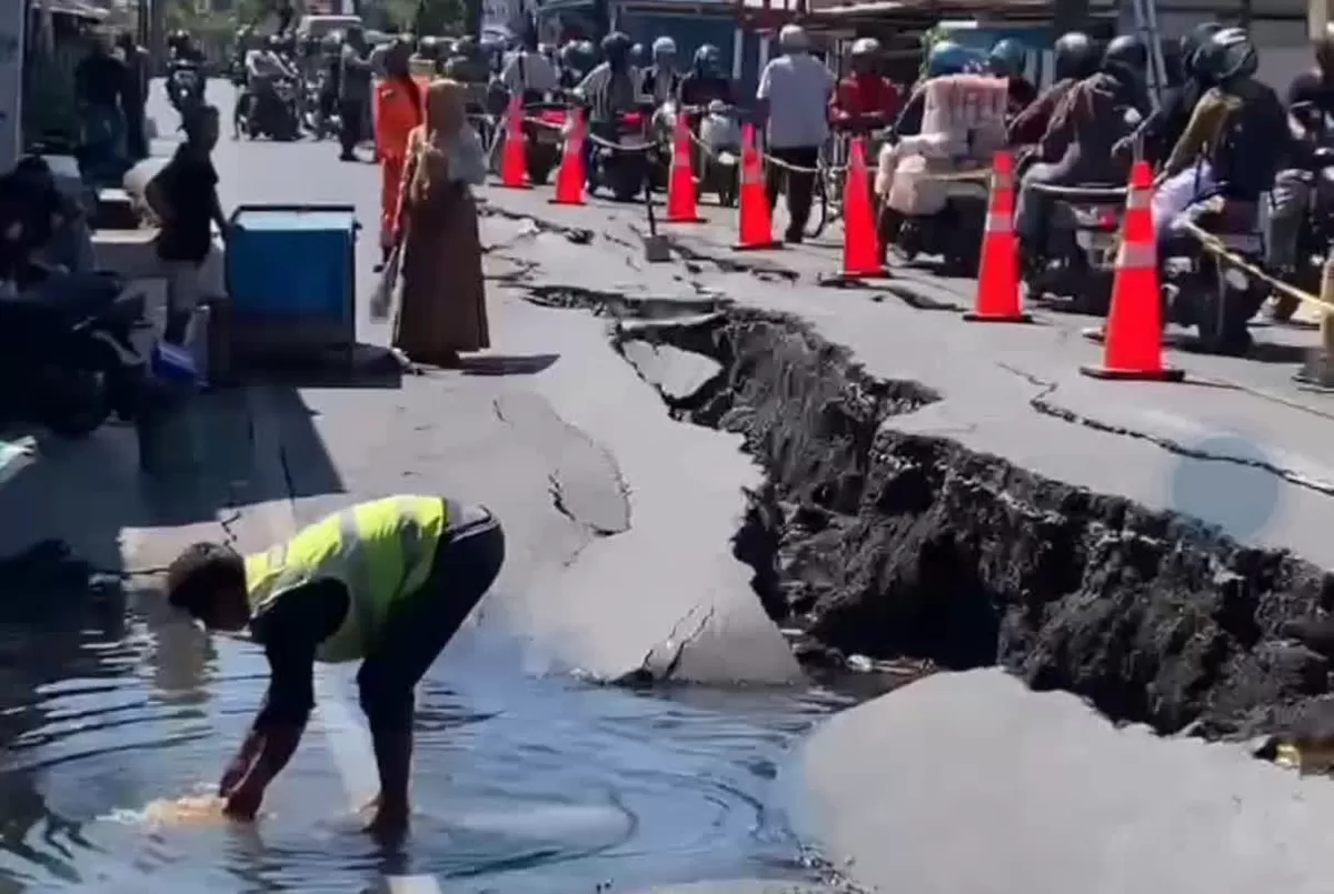 Jalan Sungai Lulut Km 5,5 amblas parah pada 15 Juli 2026. Akses mobil Banjarmasin menuju Banjar ditutup total dan dialihkan via Jalan Rahayu.