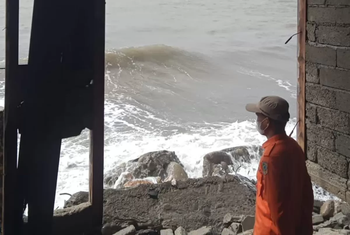 Bencana abrasi akibat gelombang ekstrem merusak tanggul penahan pantai di empat desa Parigi Moutong. Puluhan rumah warga kini terancam ombak.