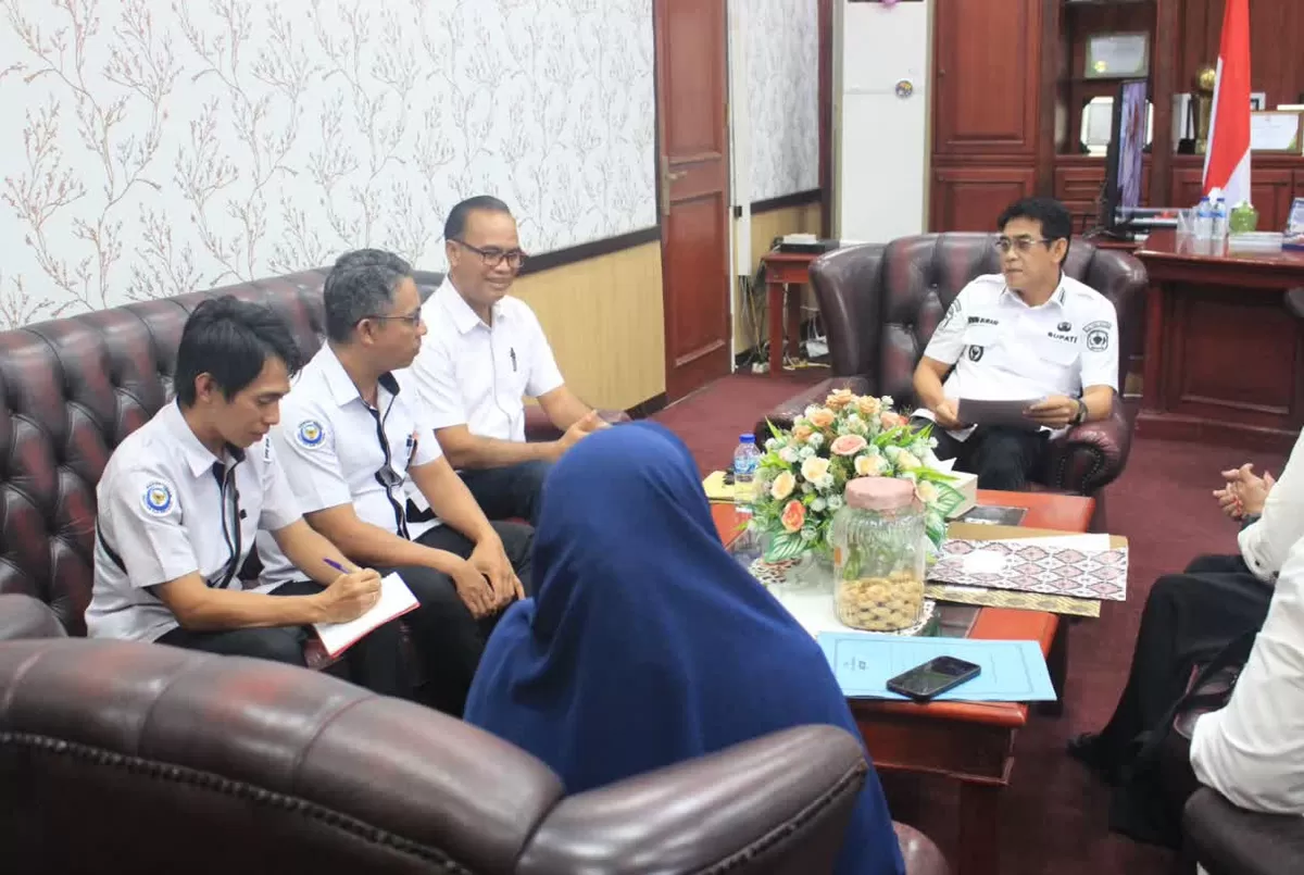 Bupati Parigi Moutong Erwin Burase menahan penyerahan lahan proyek Kampung Nelayan Merah Putih KKP akibat masalah legalitas administrasi.