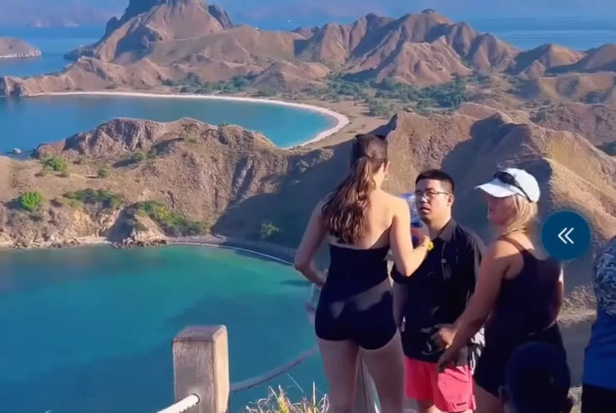 Viral! Rombongan turis Australia siram wisatawan China yang buang sampah sembarangan di Pulau Padar, Taman Nasional Komodo.