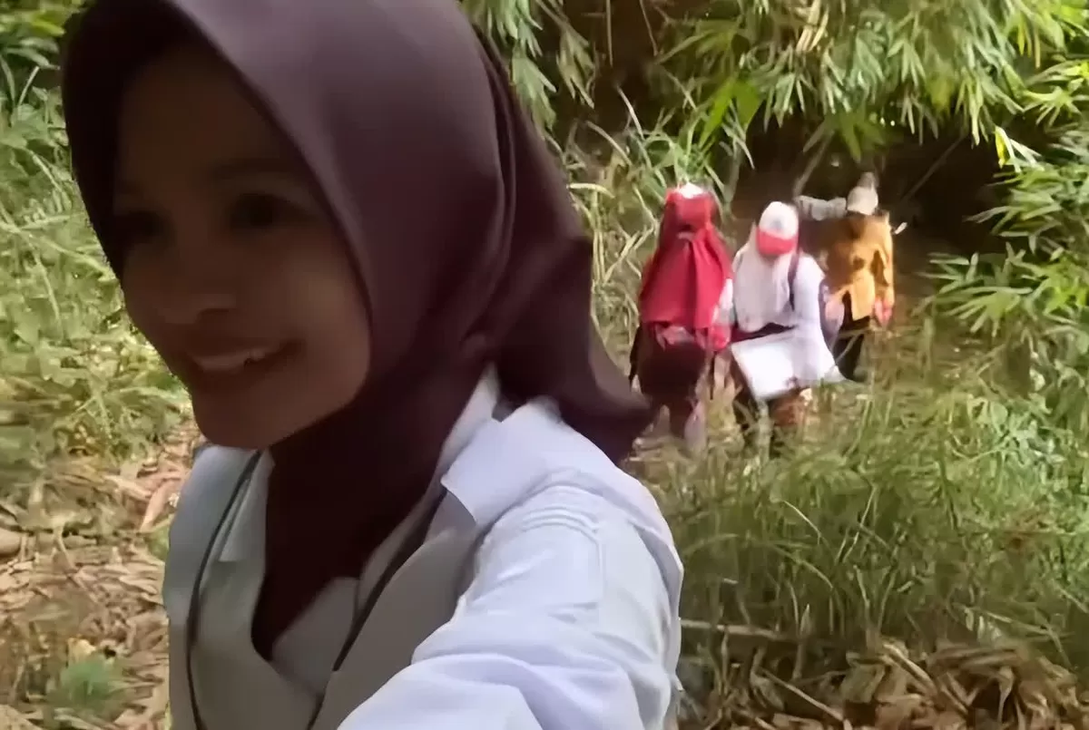 Guru SDK Ogolau Parigi Moutong kritik prioritas pemerintah dan minta perbaikan akses jalan serta fasilitas sekolah terpencil segera direalisasikan.