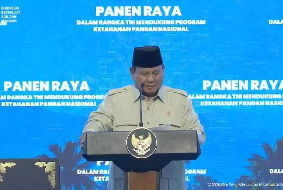 Presiden Prabowo Subianto menantang balik pengkritik harga beras mahal untuk menanam padi sendiri saat menghadiri panen raya di Malang.