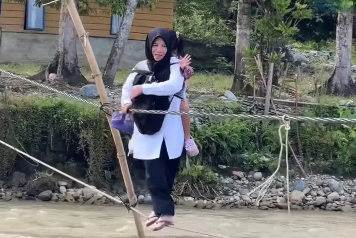 Perjuangan berat guru di Desa Sikundo Aceh Barat yang terpaksa meniti jembatan tali rusak parah pascabencana demi mengajar anak bangsa.