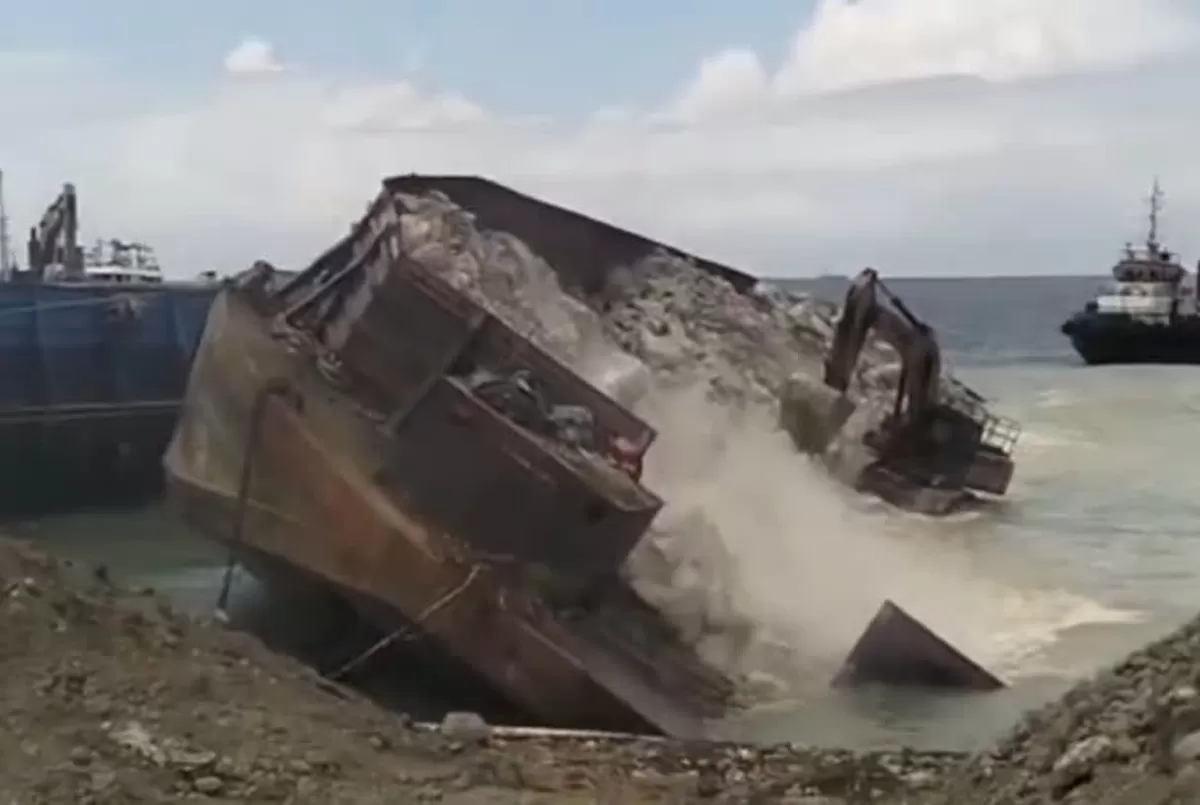 Operator excavator di Jetty Labota IMIP Morowali selamat usai melompat ke laut saat tongkang muatan batu gajah terbalik, Jumat 17 Juli 2026.