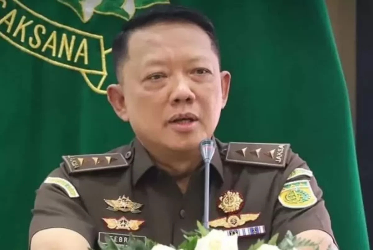 Kejaksaan Agung menuai kritik pedas usai belum menahan mantan Jampidsus Febrie Adriansyah. Pakar hukum soroti dugaan tebang pilih.