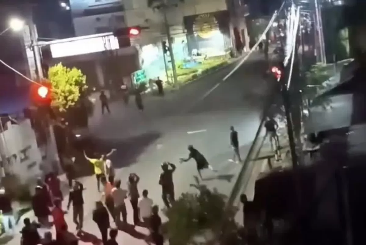 Polisi lepaskan tembakan peringatan untuk bubarkan tawuran warga di Jalan Anoa Kota Palu. Aparat berjaga ketat amankan lokasi kejadian.