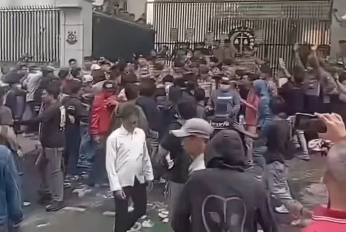 Jaringan Intelektual Hukum Nasional menggelar demo di Kejagung, mendesak kejelasan status hukum mantan Jampidsus Febrie Adriansyah.