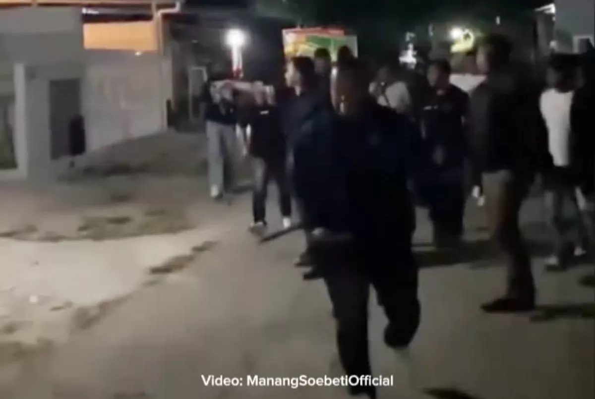 Puluhan oknum debt collector merusak rumah warga Bantul usai sengketa kredit mobil. Polisi turun tangan usut aksi teror celurit ini.