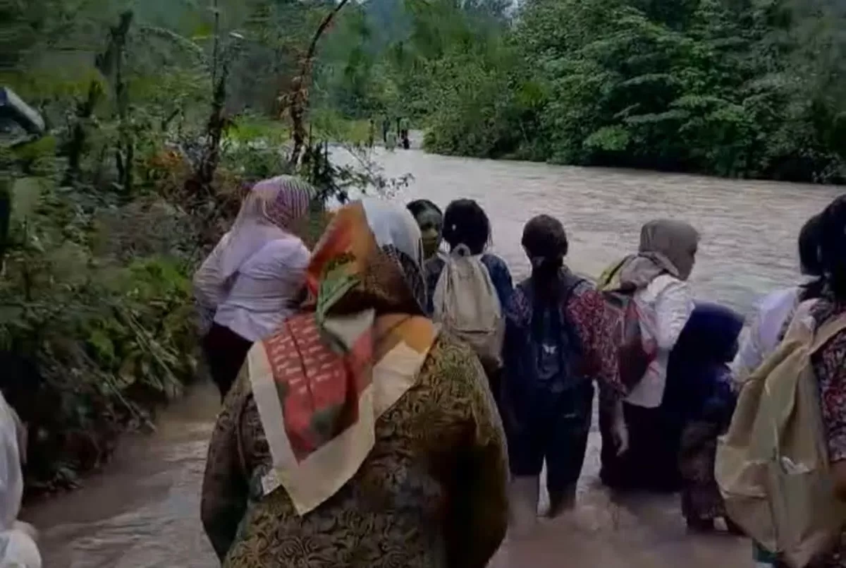 Siswa SMP Satu Atap Batui 5 Banggai pertaruhkan nyawa seberangi sungai deras tanpa jembatan demi akses pendidikan harian.