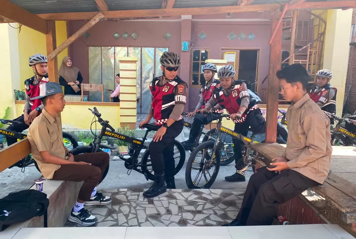 ​Sat Samapta Polres Majene menggelar patroli bersepeda untuk menjaga keamanan kota dan mempererat hubungan humanis dengan warga setempat.