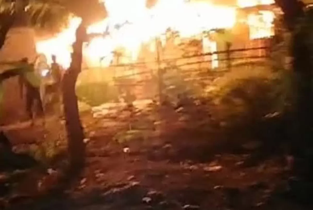 Dua rumah warga di Parigi Moutong terbakar serentak akibat kebocoran gas dan korsleting listrik. Belasan jiwa terdampak musibah.