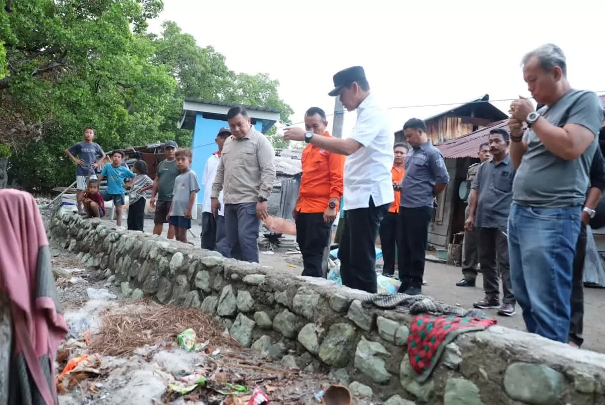 Abrasi pantai mengancam Dusun I Desa Palasa. Pemkab Parigi Moutong menggalang bantuan anggaran pusat guna membangun tanggul darurat.