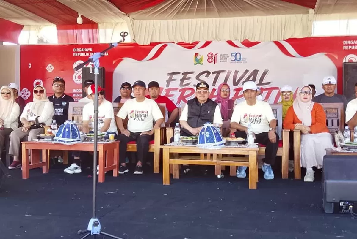 Festival Merah Putih Pamboang Majene resmi dibuka. Pesta rakyat HUT ke-81 RI ini digelar swadaya oleh puluhan kontingen desa dan sekolah