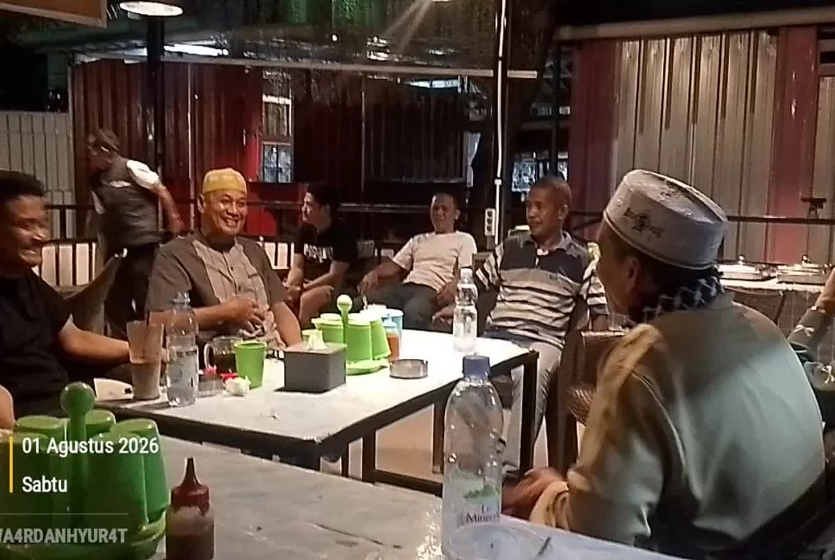​Polsek Tinambung terapkan cara baru jaga keamanan wilayah. Aparat serap aduan warga lewat dialog santai di warung kopi tanpa sekat kaku.