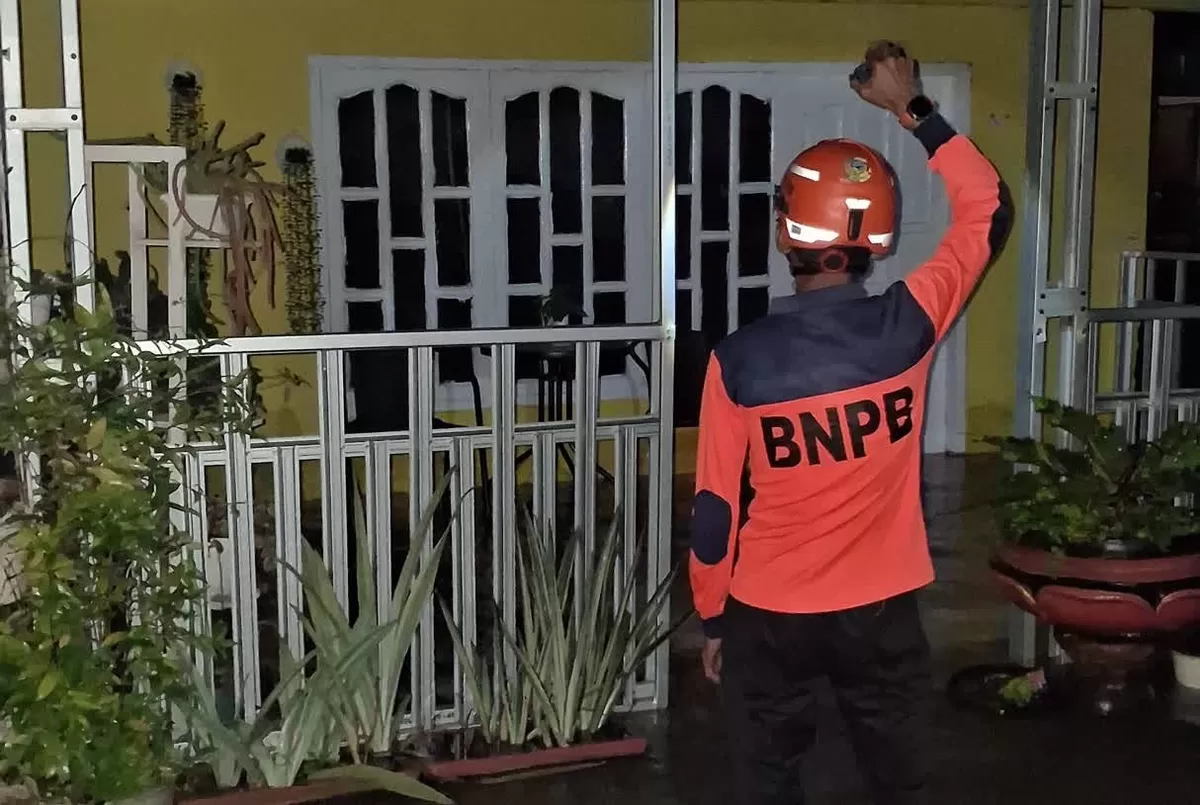 Banjir menerjang pemukiman warga Desa Tanalanto Torue akibat luapan sungai. BPBD Kabupaten Parigi Moutong menerjunkan tim untuk kaji cepat.