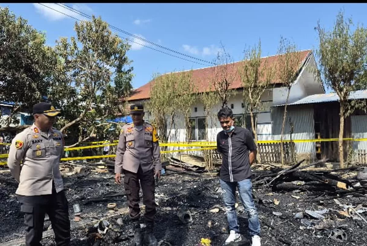Kebakaran rumah panggung di Limboro Polman tewaskan 3 orang satu keluarga. Korban sempat menerobos api demi selamatkan istri dan cucu.