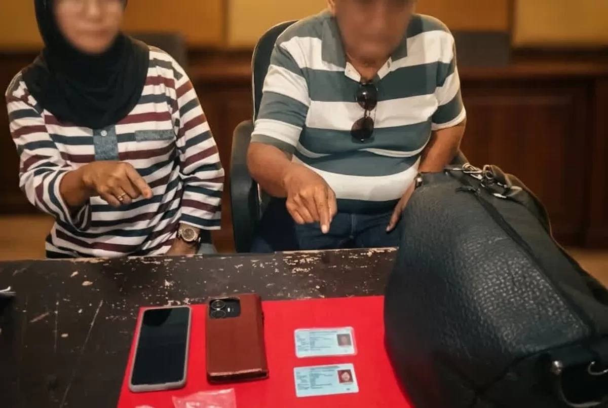 Polres Parigi Moutong menangkap pensiunan PNS dan IRT pembawa 4,79 gram sabu asal Palu di Toboli Barat.