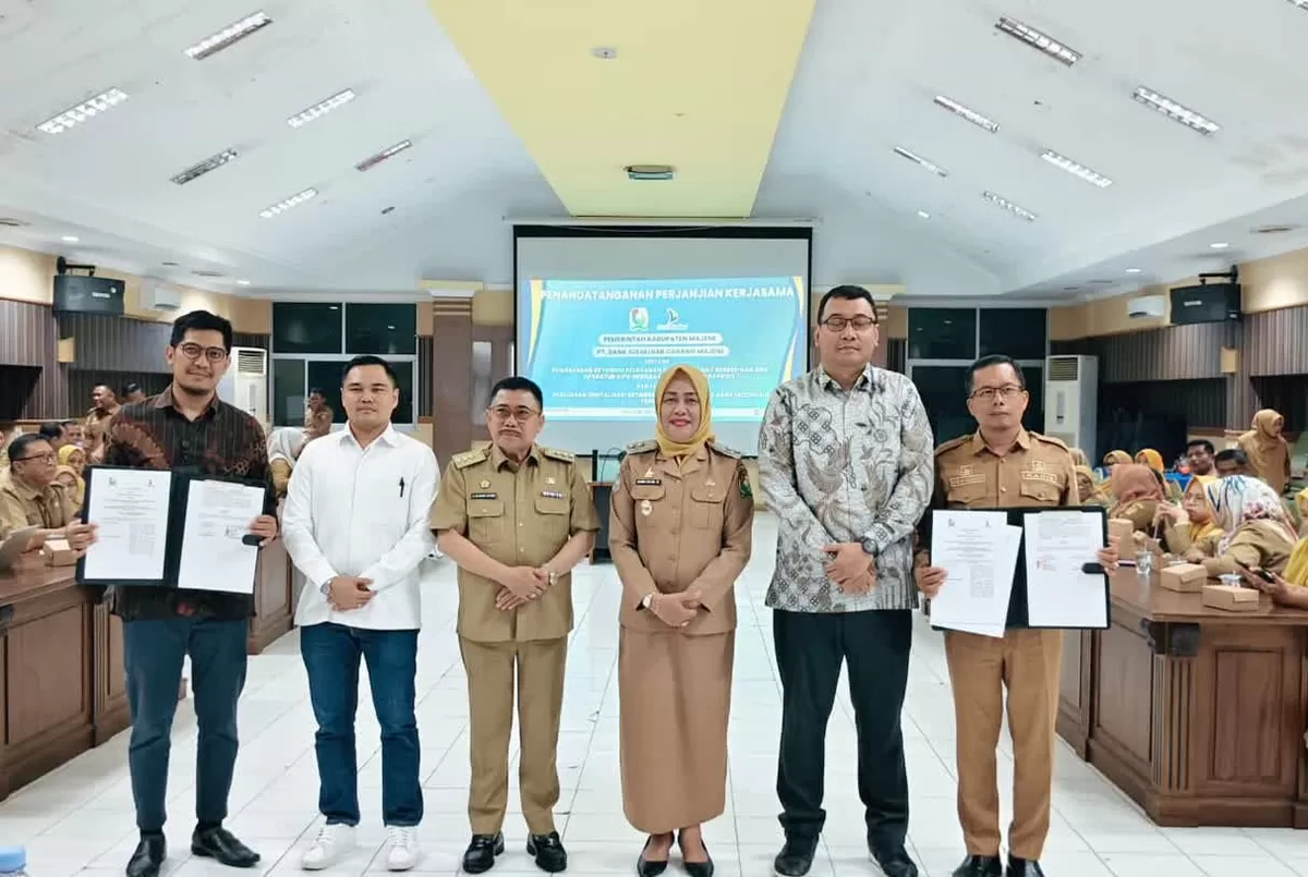 Pemkab Majene terapkan pemotongan gaji ASN berbasis payroll untuk pembayaran retribusi sampah bersama Bank Sulselbar guna dongkrak PAD.