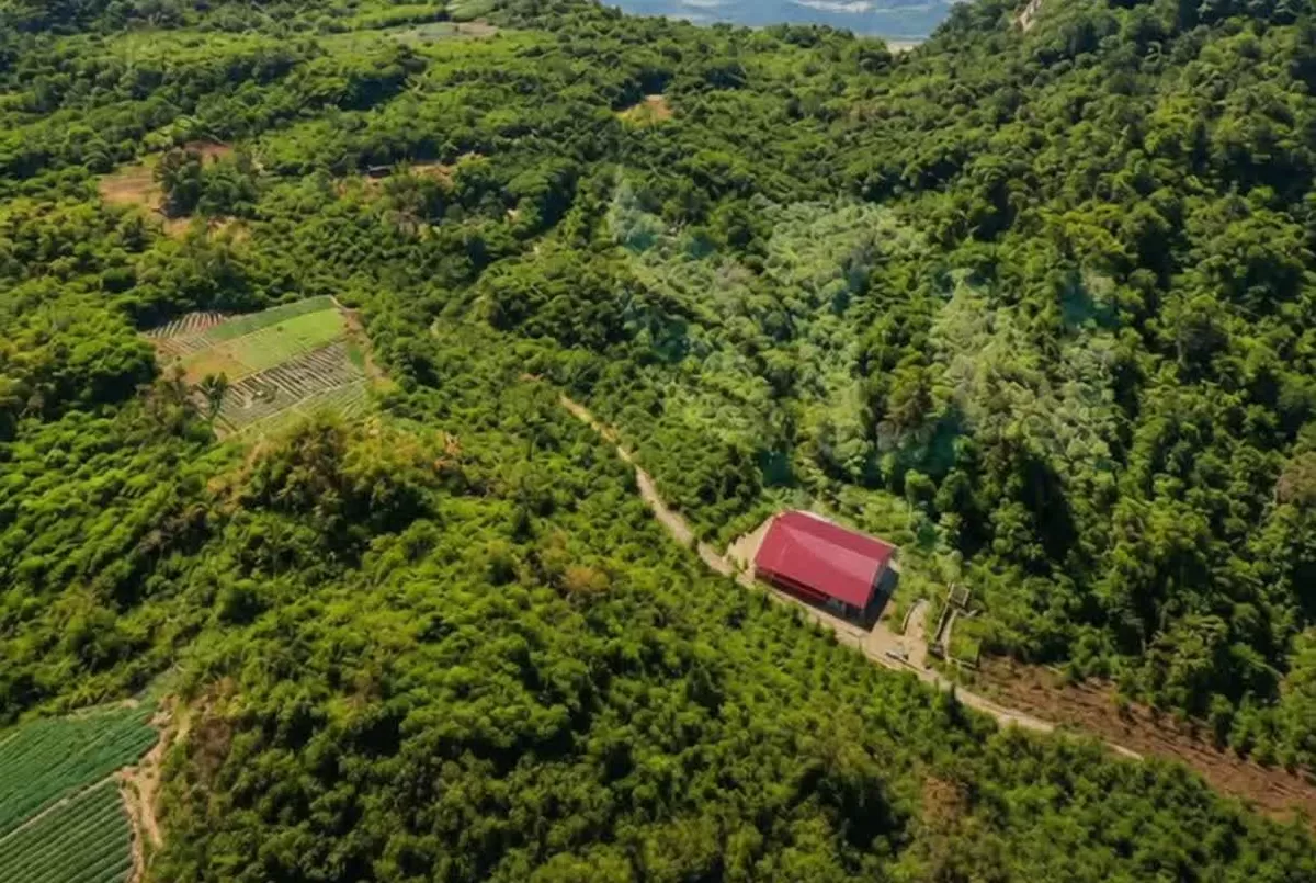 Pemerintah menjelaskan alasan pembangunan Kopdes Merah Putih Gunung Ciremai di area perbukitan untuk menyerap hasil pertanian warga lokal.