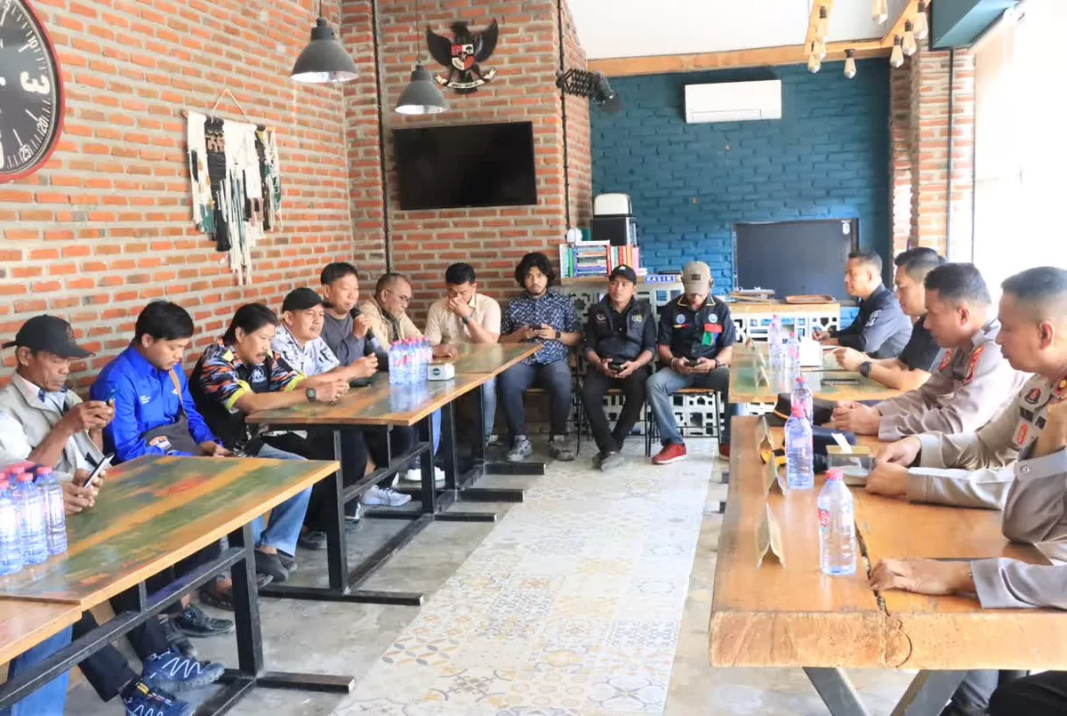Polres Majene memperkuat sinergi bersama jurnalis lokal untuk menangkal hoaks di Kabupaten Majene pada Kamis, 6 Agustus 2026.