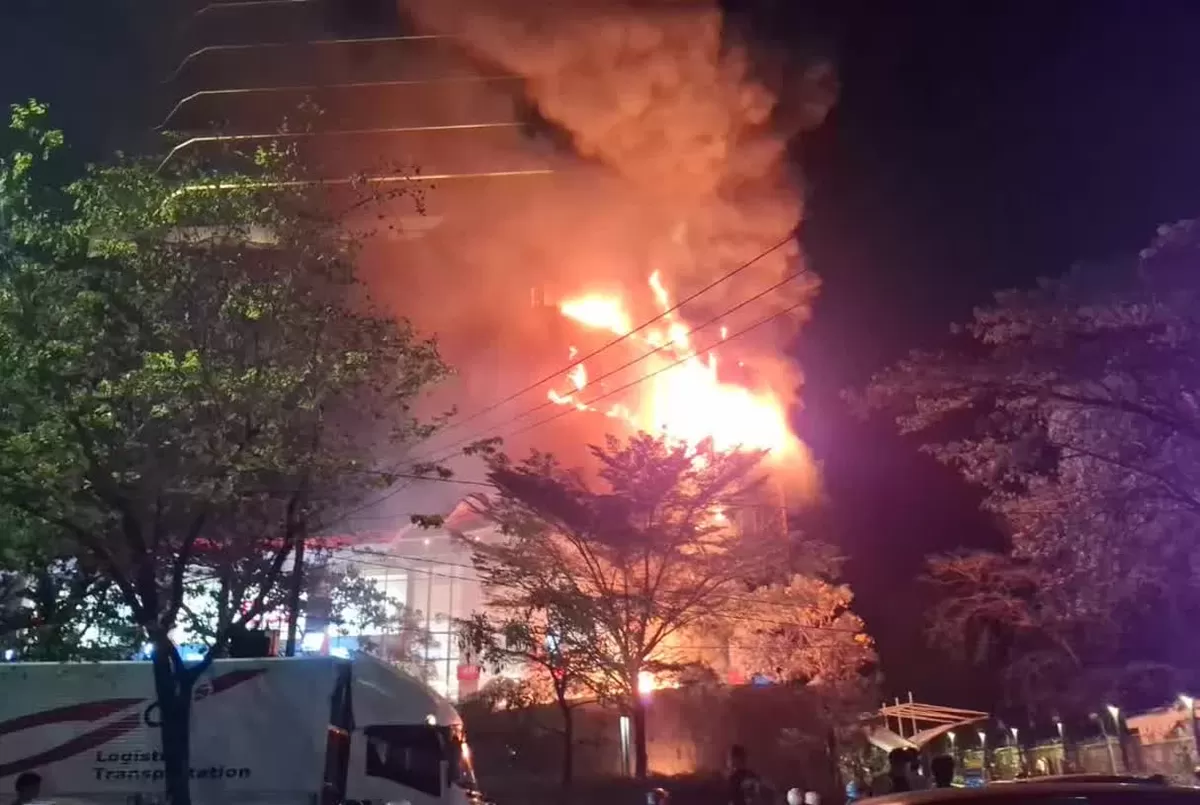 Kebakaran melanda Nipah Mall Makassar pada Minggu malam sehingga 15 unit damkar dikerahkan untuk memadamkan api.