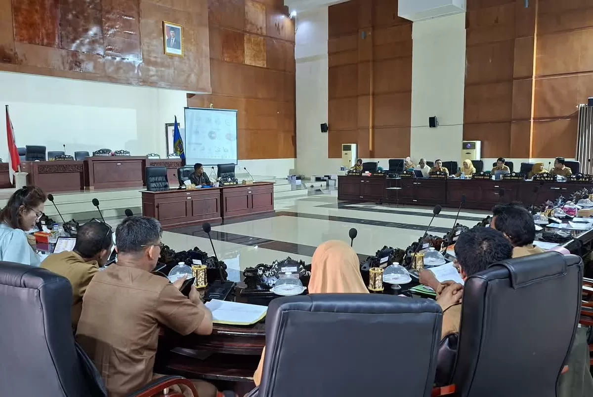 DPRD Parigi Moutong mengevaluasi APBD 2026 terkait retribusi pasar nol persen dan mendesak sanksi bagi OPD yang mangkir.
