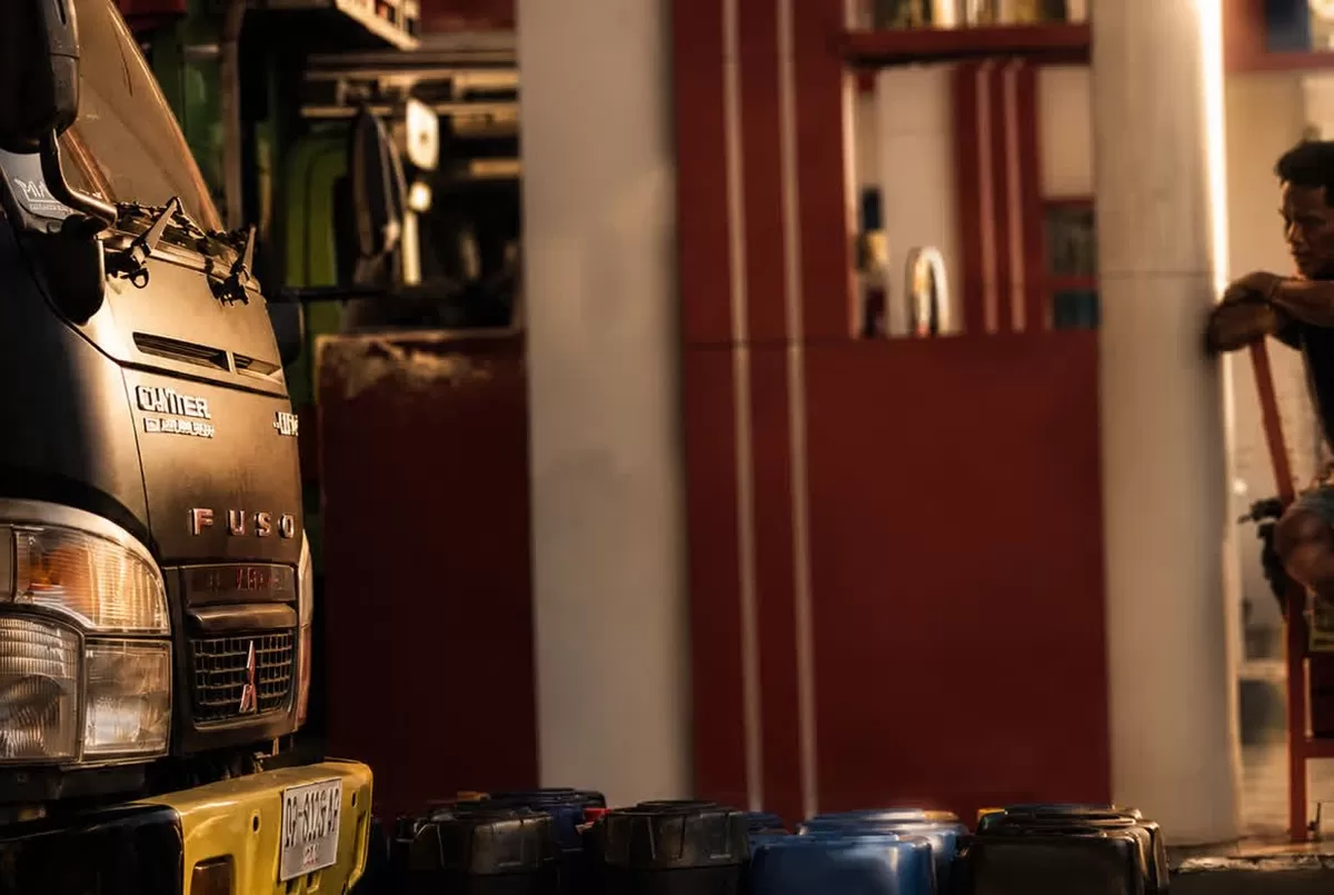 Di SPBU Tinombo, Parigi Moutong, Sulawesi Tengah, sopir truk mengeluh harus bayar Rp10 ribu dulu sebelum bisa antre beli solar subsidi. 