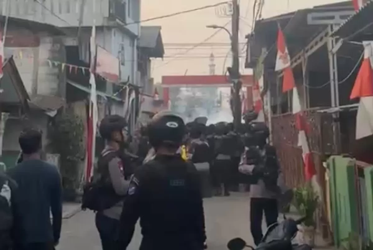 BNN menembakkan gas air mata saat menggerebek markas bos narkoba MR di Kampung Bahari Jakarta Utara pada Kamis, 13 Agustus 2026.
