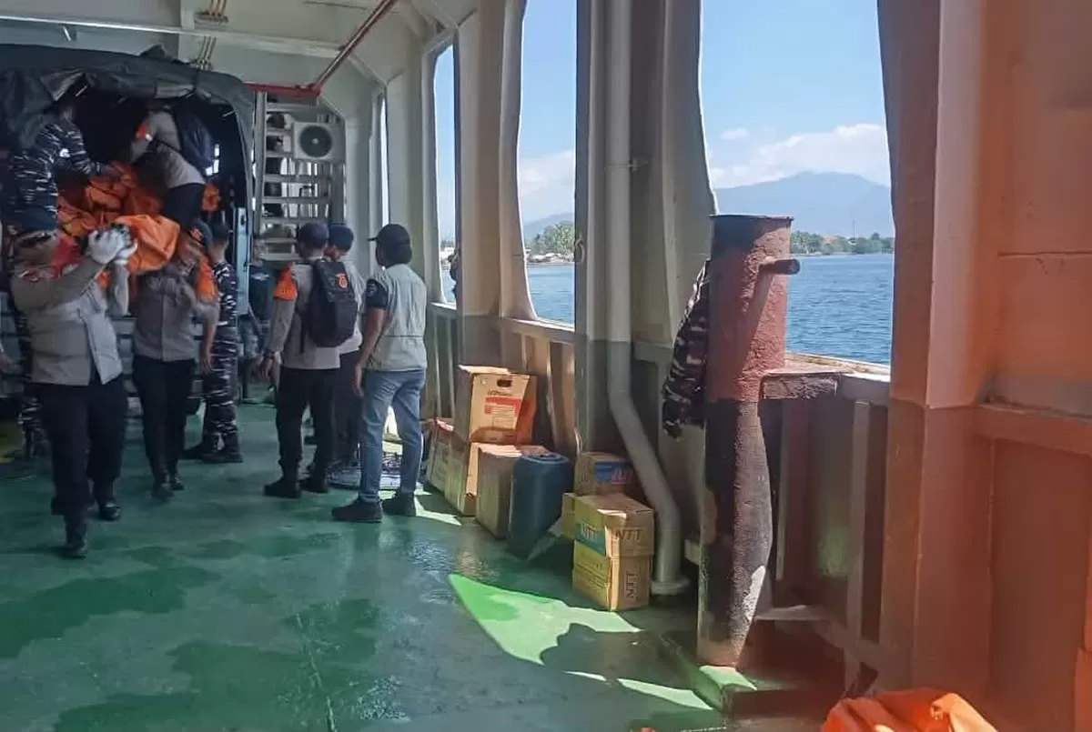 Tim gabungan mendistribusikan bantuan logistik dan tenaga medis untuk korban gempa bumi magnitudo 7.7 di Pulau Palue Sikka NTT.