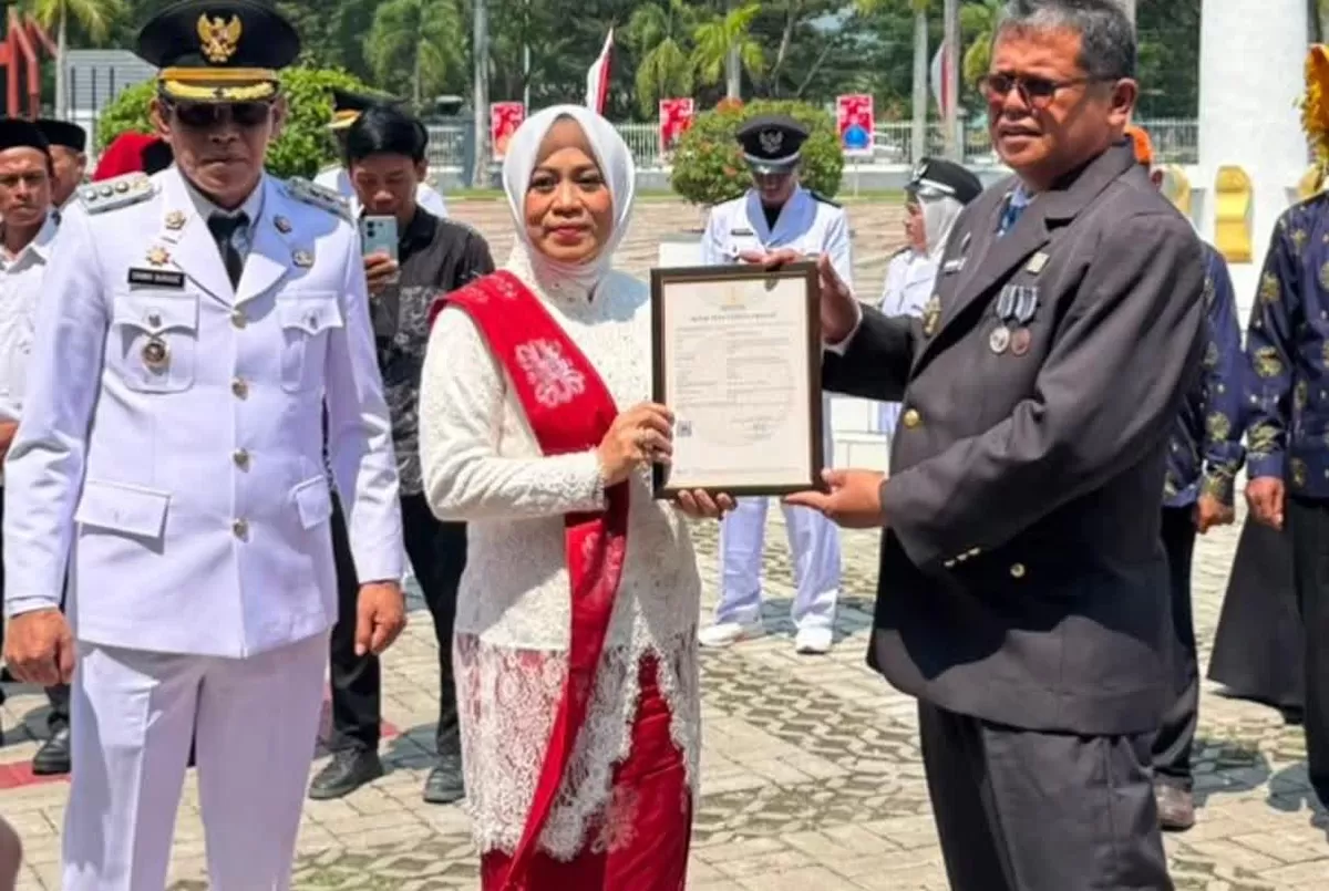 Kanwil Kemenkum Sulteng menyerahkan Sertifikat Hak Cipta enam motif batik khas kepada Pemkab Parigi Moutong pada perayaan HUT ke-81 RI.
