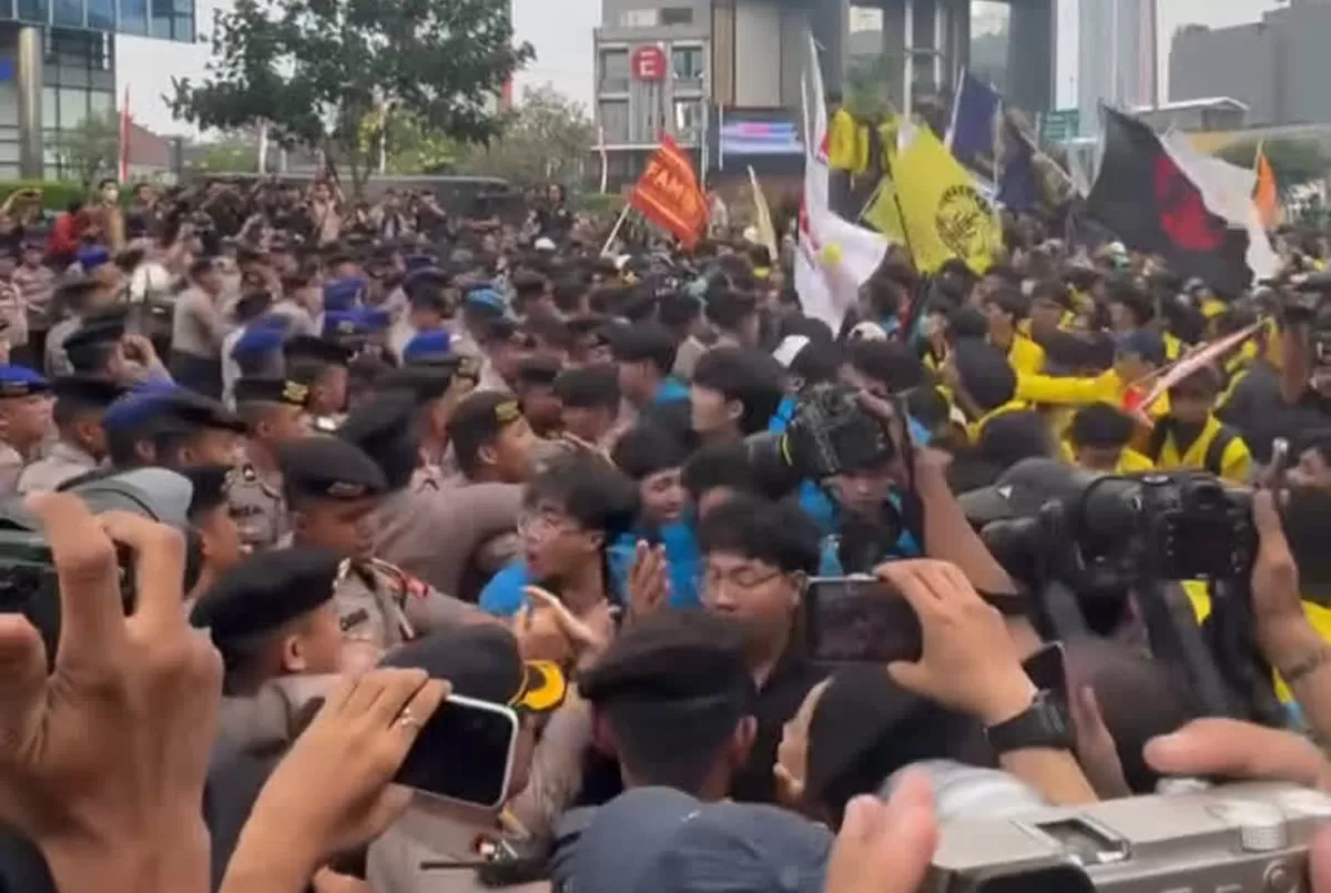 BEM UI menggelar aksi unjuk rasa di Bundaran HI Jakarta pada Selasa 18 Agustus 2026 untuk menuntut evaluasi program pemerintah.