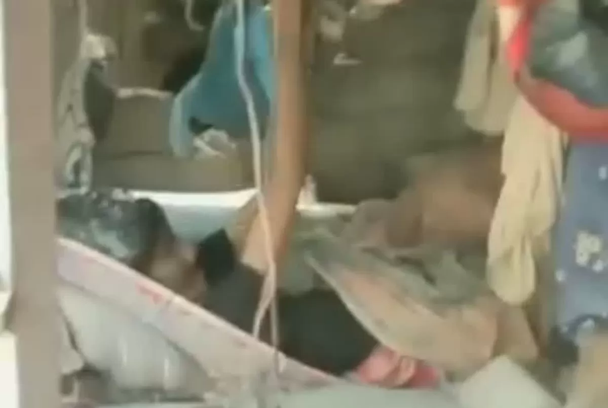 Warga evakuasi Paulina Pobi dari reruntuhan gempa NTT di Desa Nitunglea Sikka pada Selasa 18 Agustus 2026.
