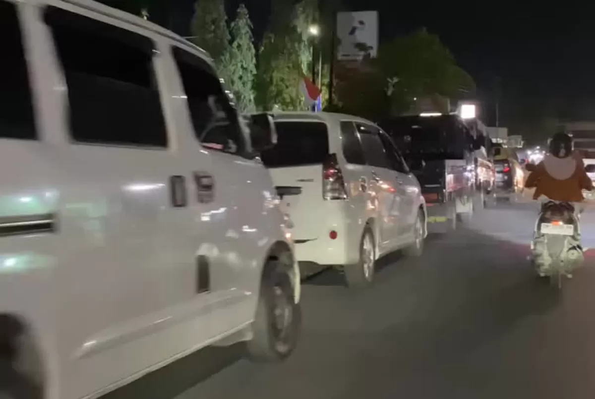 Warga Kota Palu memburu stok Pertalite yang langka di sejumlah SPBU pada Rabu, 19 Agustus 2026.