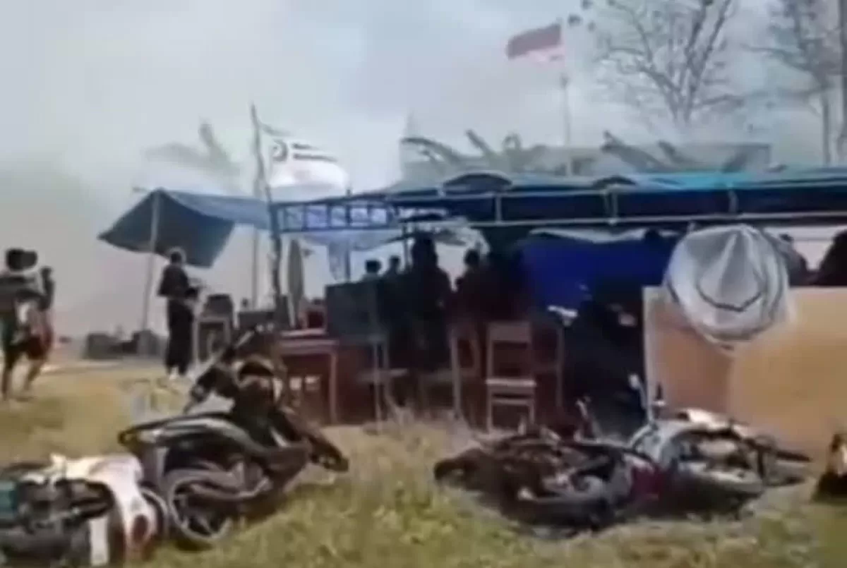 Warga NTT panik keluar tenda pengungsian saat gempa susulan M5,7 menggetarkan Manggarai pada Kamis, 20 Agustus 2026.