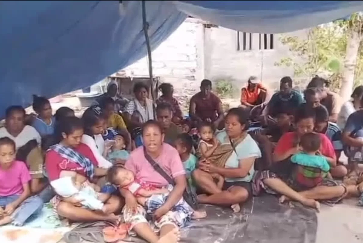Ibu dan bayi pengungsi gempa NTT memohon bantuan makanan, obat dan air bersih saat pemerintah menyalurkan 253 ton logistik pada Kamis, 20 Agustus 2026.