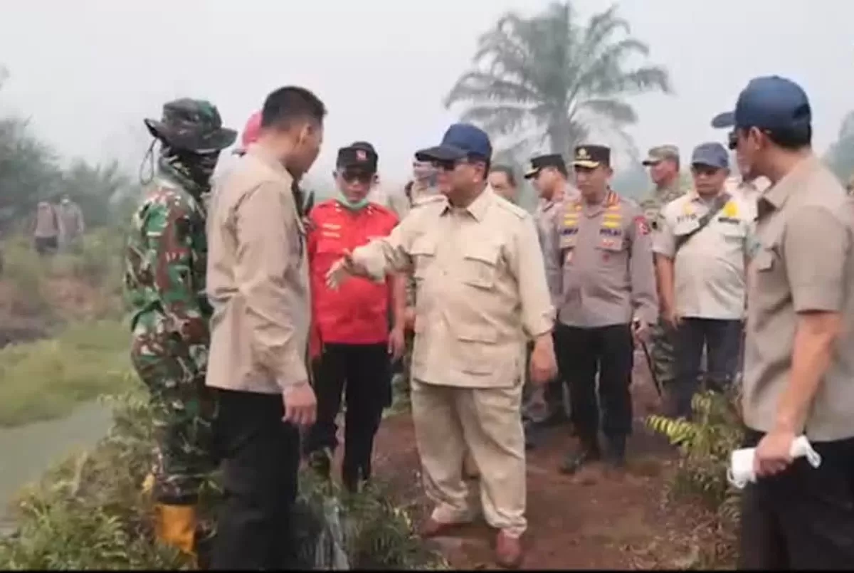 Presiden Prabowo Subianto meninjau langsung lokasi karhutla di Desa Limbung Kubu Raya pada Sabtu untuk mempercepat pemadaman lahan.