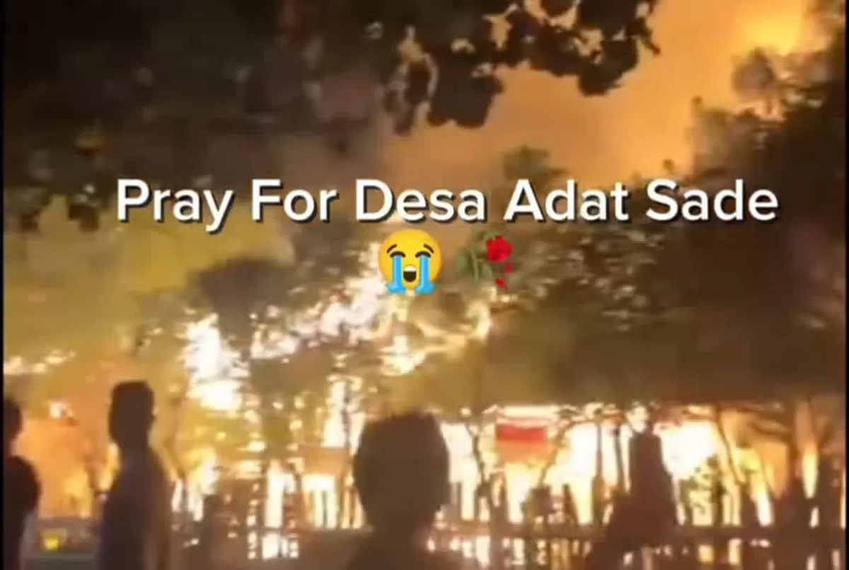 Petugas Damkartan memadamkan kebakaran rumah tradisional di Desa Adat Sade Lombok Tengah pada Sabtu malam.
