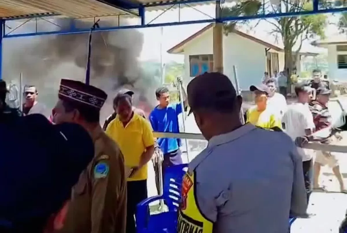 Warga korban gempa di Lamba Leda membakar dua tenda bantuan BNPB pada Senin, 24 Agustus 2026 akibat emosi atas perubahan rute kunjungan.