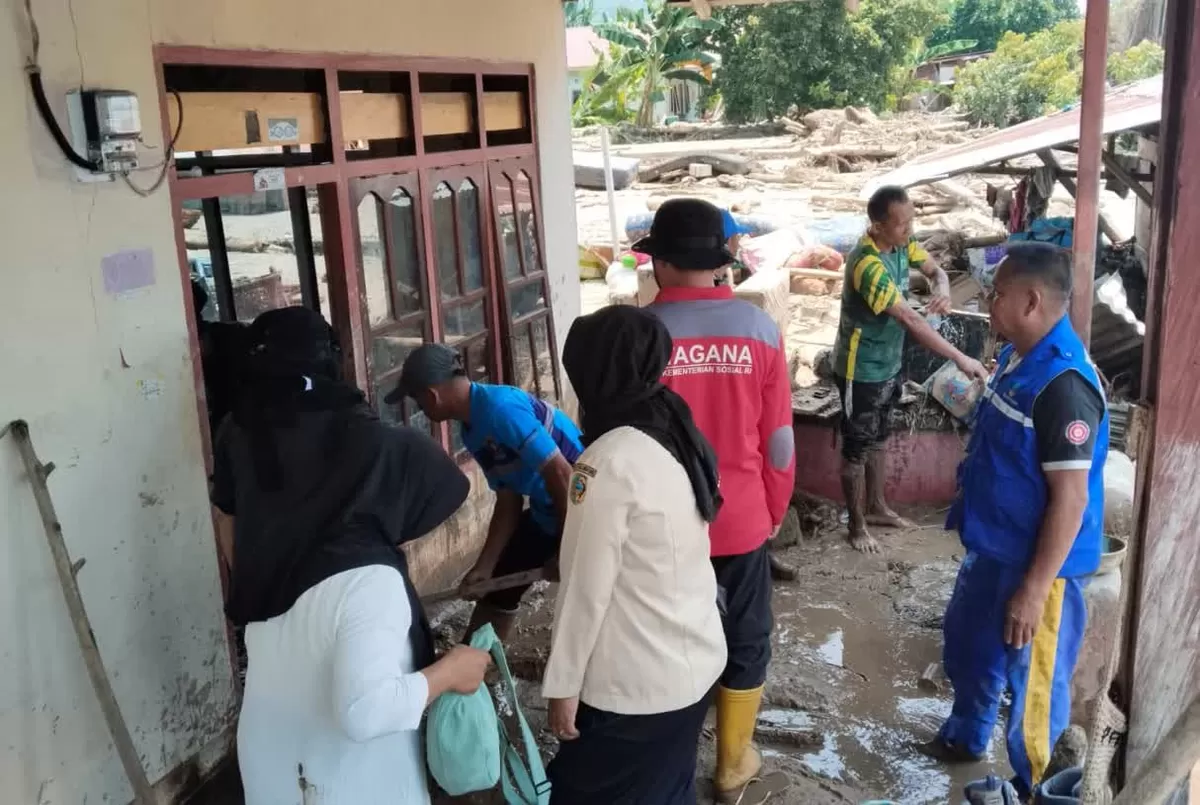 TAGANA Parigi Moutong mengerahkan puluhan personel untuk membersihkan lumpur banjir bandang di Desa Avolua pada Rabu, 26 Agustus 2026.