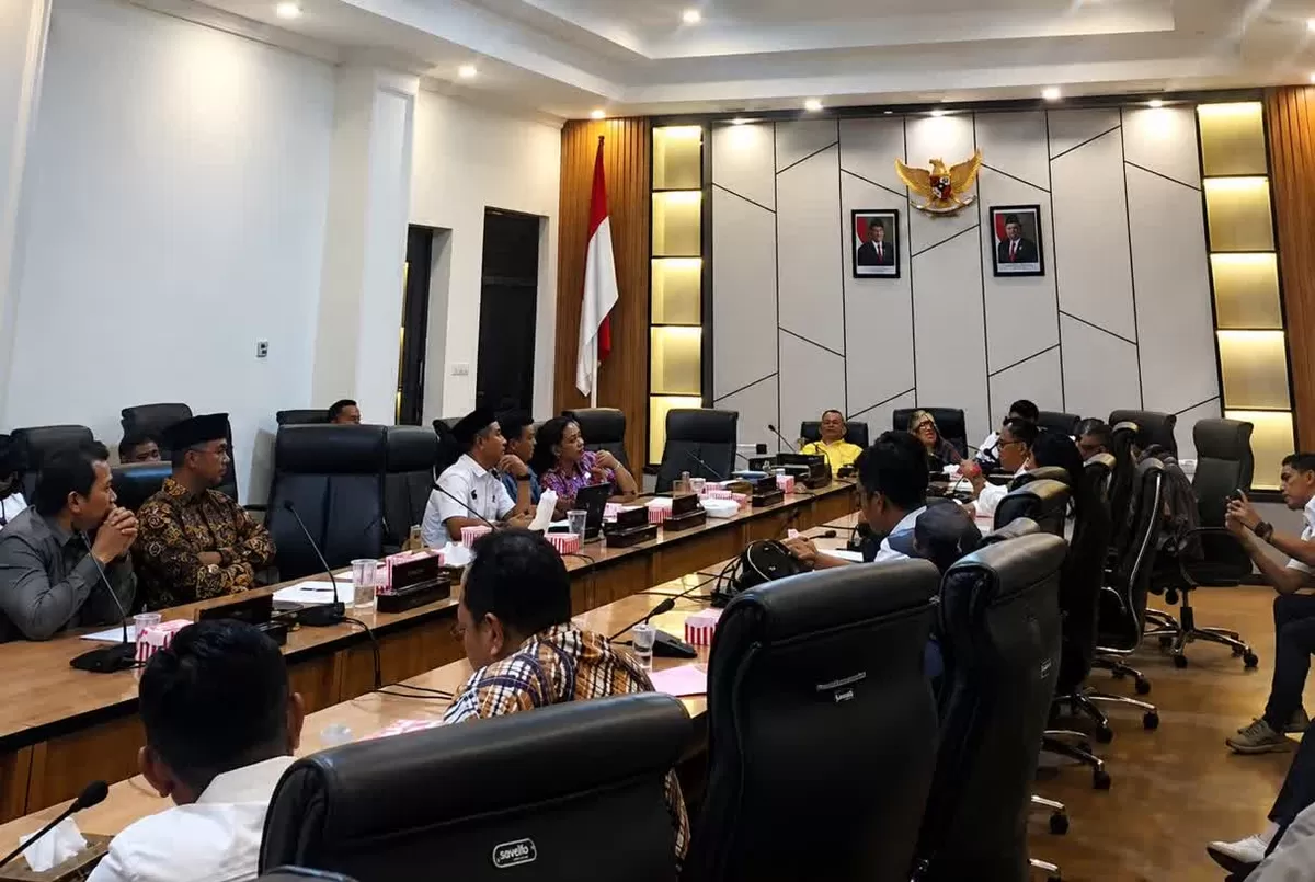 DPRD Sulawesi Tengah mendesak Polda menindak dugaan tambang ilegal di Kayuboko yang merusak perkebunan warga pada Rabu, 26 Agustus 2026.
