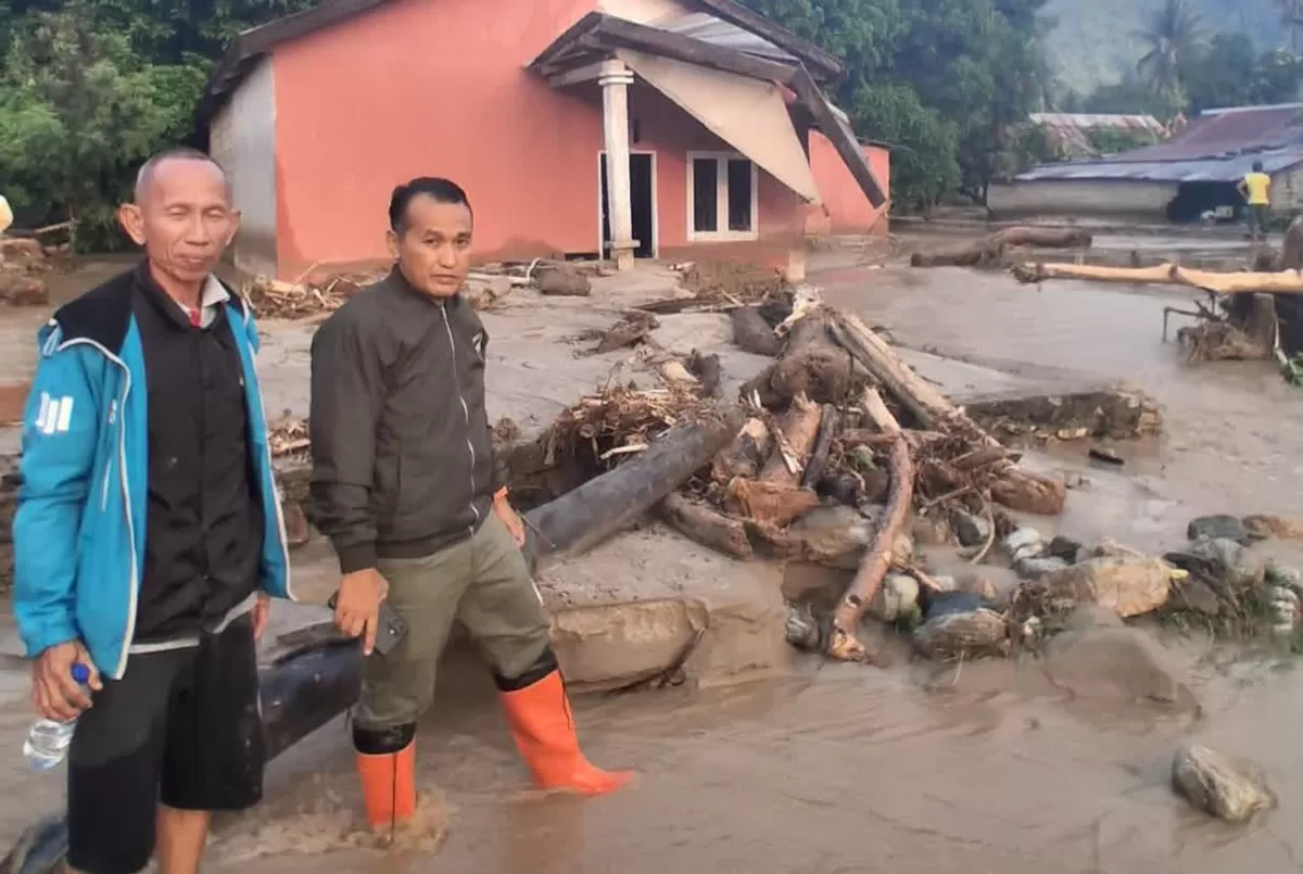Banjir bandang menerjang Desa Avolua di Parigi Moutong pada 26 Agustus 2026 hingga melumpuhkan akses Jalan Trans Sulawesi sepanjang 500 meter.